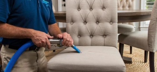 Professionele reiniging van een eetkamerstoel aan huis