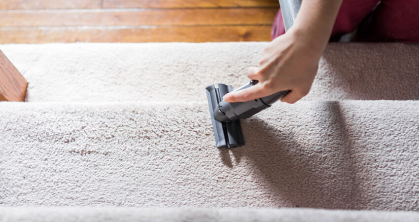Specialist reinigt trap in woning in Rotterdam