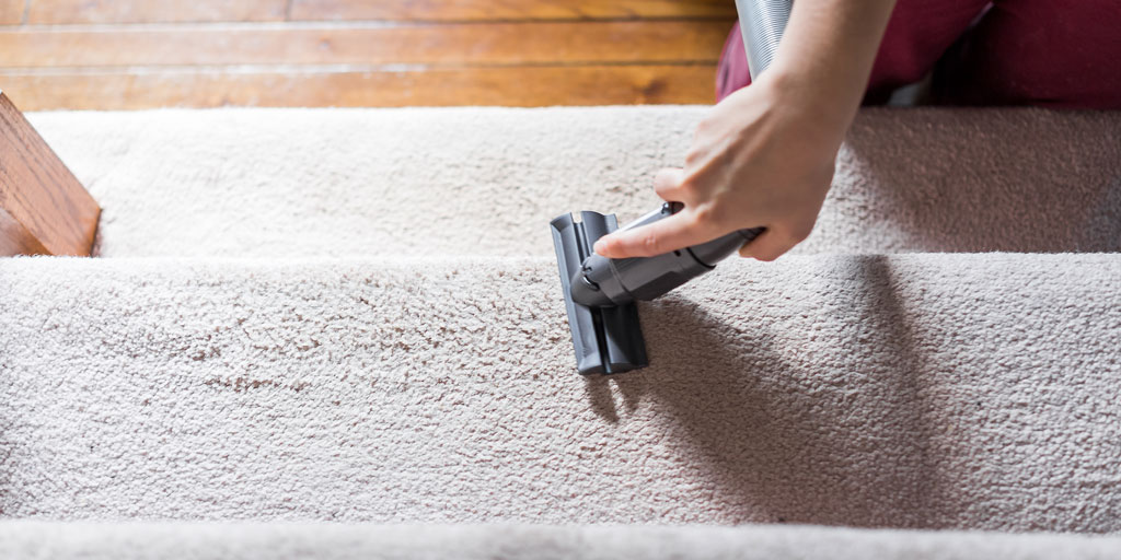 Specialist reinigt trap in woning in Rotterdam