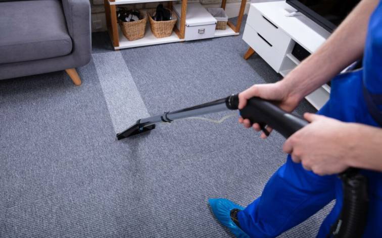 Specialist voert professionele tapijtreiniging uit in woning in Den Haag