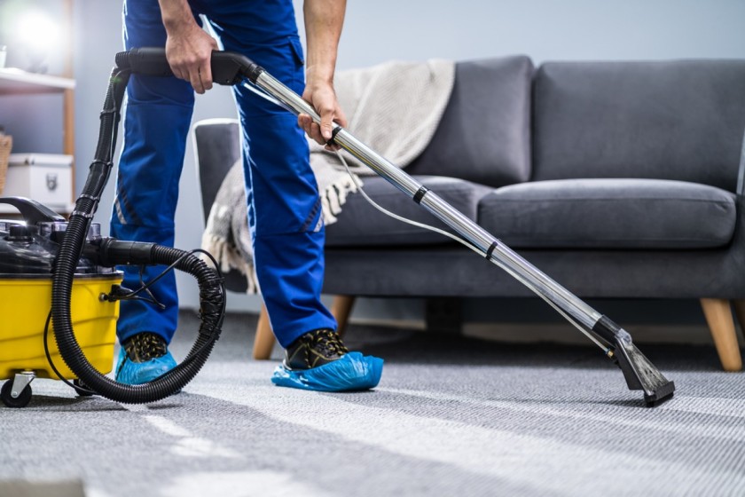 Specialist voert goedkope tapijtreiniging aan huis uit met professionele apparatuur